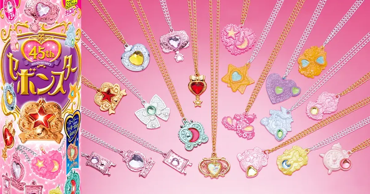 カバヤ食品のセボンスター45周年記念シリーズのパッケージと、キラキラした全20種類のカラフルなペンダントトップ